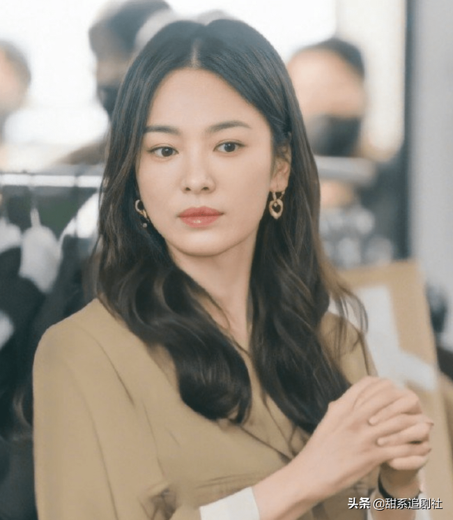 Kiểu tóc xoăn buông lơi của Song Hye Kyo và Shin Min Ah: Sóng tóc tự nhiên như không giúp nàng U40 hack tuổi khéo léo - Ảnh 8.