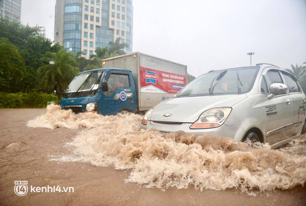 Ảnh: Mưa lớn kéo dài do ảnh hưởng của bão số 7, nhiều nơi ở Hà Nội ngập sâu, người dân chật vật di chuyển - Ảnh 4.