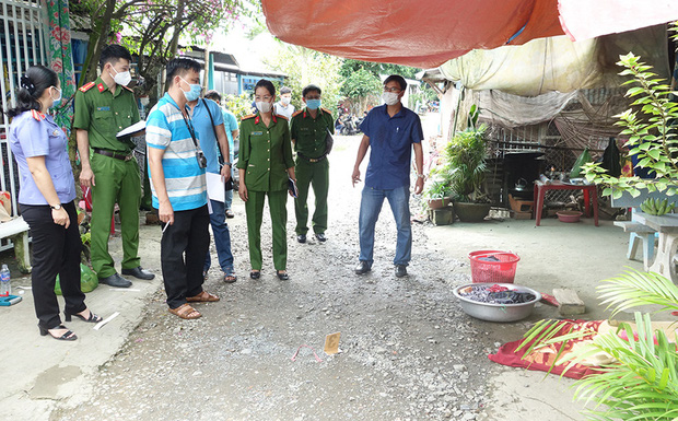 An Giang: Một phụ nữ đang giặt đồ bị hàng xóm đâm hàng chục nhát tử vong, 2 người khác bị đâm nguy kịch - Ảnh 1.