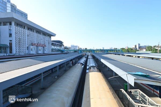 Ảnh: Khôi phục lại hoạt động của tàu khách Bắc Nam và Hà Nội - Hải Phòng, ga Hà Nội mở cửa bán vé - Ảnh 12.