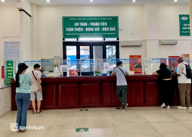 Ảnh: Khôi phục lại hoạt động của tàu khách Bắc Nam và Hà Nội - Hải Phòng, ga Hà Nội mở cửa bán vé - Ảnh 4.