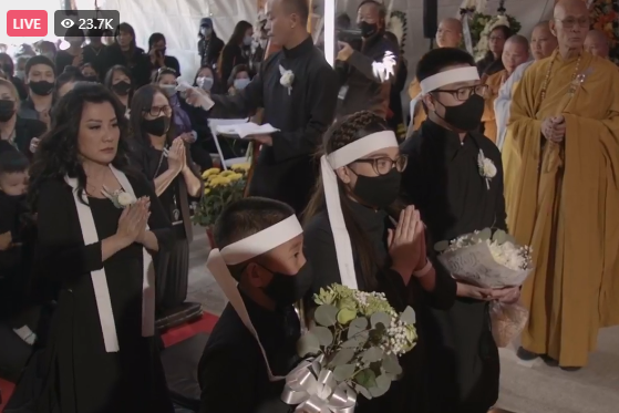 Tang lễ ca sĩ Phi Nhung tại Mỹ: Con gái Phi Nhung cùng người thân vấn khăn tang quỳ lạy trước tro cốt cố ca sĩ - Ảnh 2.