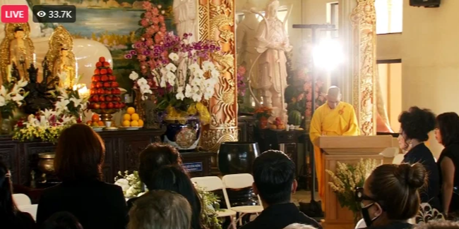 Tang lễ ca sĩ Phi Nhung tại Mỹ: Gia đình nghẹn ngào trước di ảnh giọng ca “Nhớ mẹ lý mồ côi” - Ảnh 2.