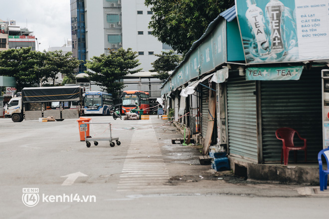 Ngày đầu bến xe lớn nhất trung tâm Sài Gòn mở lại, tài xế chờ từ sáng đến trưa vẫn không có khách đi - Ảnh 11.