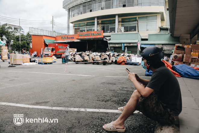 Ngày đầu bến xe lớn nhất trung tâm Sài Gòn mở lại, tài xế chờ từ sáng đến trưa vẫn không có khách đi - Ảnh 12.