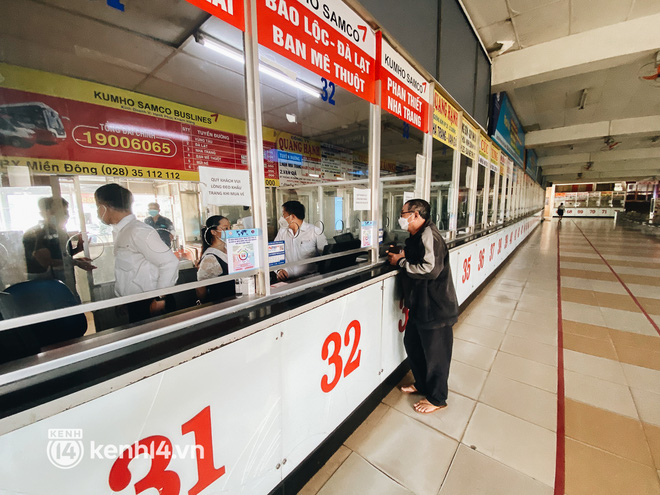 Ngày đầu bến xe lớn nhất trung tâm Sài Gòn mở lại, tài xế chờ từ sáng đến trưa vẫn không có khách đi - Ảnh 15.