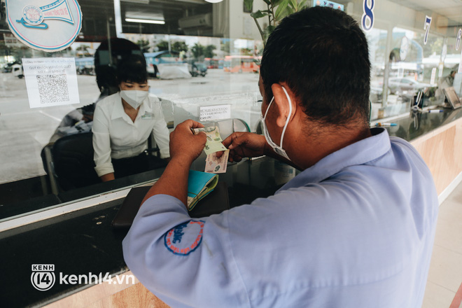 Ngày đầu bến xe lớn nhất trung tâm Sài Gòn mở lại, tài xế chờ từ sáng đến trưa vẫn không có khách đi - Ảnh 5.