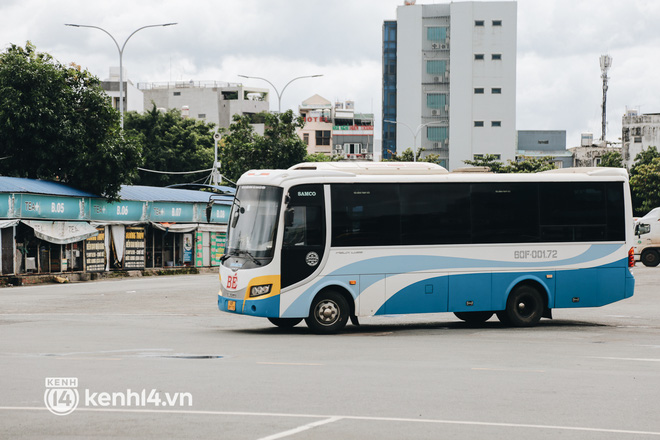 Ngày đầu bến xe lớn nhất trung tâm Sài Gòn mở lại, tài xế chờ từ sáng đến trưa vẫn không có khách đi - Ảnh 7.