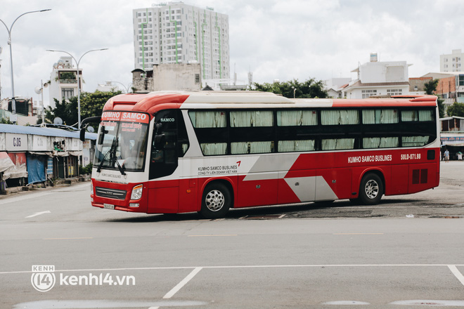 Ngày đầu bến xe lớn nhất trung tâm Sài Gòn mở lại, tài xế chờ từ sáng đến trưa vẫn không có khách đi - Ảnh 8.