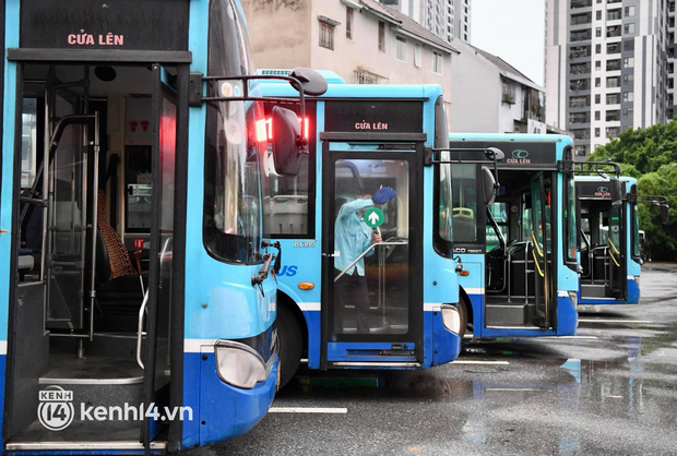 Hà Nội: Xe buýt, taxi hối hả chuẩn bị cho ngày đầu được hoạt động, đón khách trở lại - Ảnh 11.