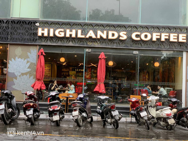 Các khu phố cà phê ở Hà Nội tưng bừng mở lại, ngồi chill ngày mưa xin chấm 10 điểm lãng mạn! - Ảnh 5.