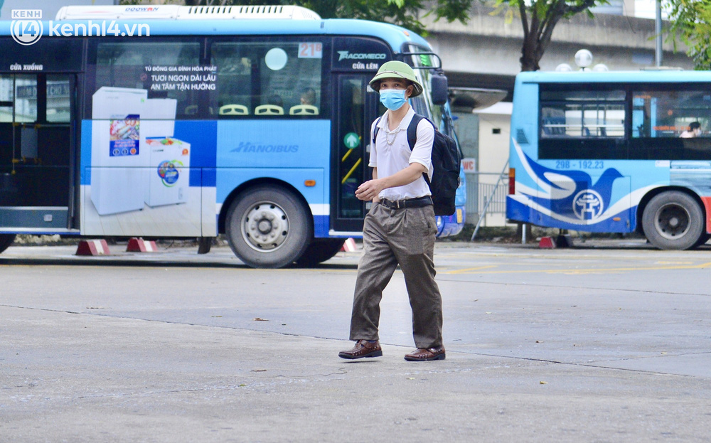 Hà Nội ngày đầu nối lại vận tải liên tỉnh: Cả bến xe chỉ có duy nhất 1 chuyến, nhiều người dân thất vọng phải quay về - Ảnh 9.