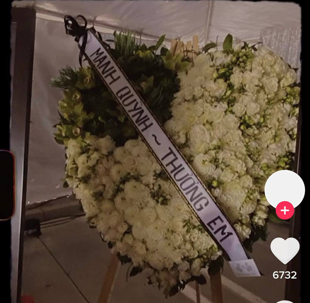 Netizen chú ý hình ảnh vòng hoa Mạnh Quỳnh gửi viếng Phi Nhung tại tang lễ ở Mỹ, chỉ 2 chữ nghe mà xót xa - Ảnh 2.