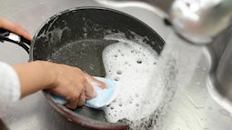 Chảo chống dính mới mua, nấu được vài bữa đã xước hết? Rất có thể chị em đã mắc phải 3 sai lầm này!