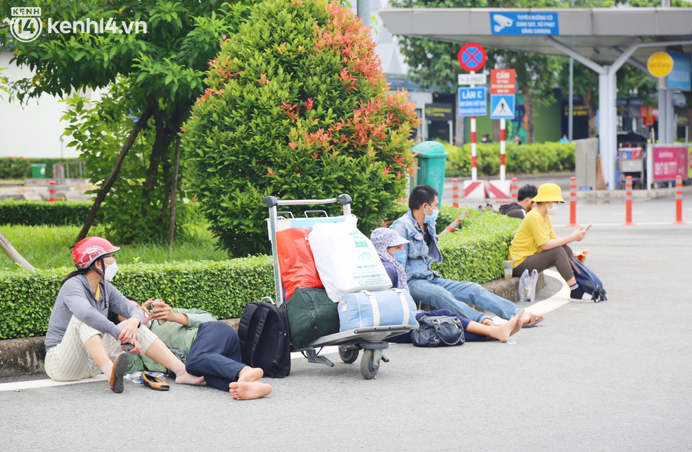 ẢNH: Hàng trăm bà bầu, trẻ nhỏ đội nắng, ngồi vật vờ đợi lên chuyến bay 0 đồng về quê sau thời gian dài mắc kẹt - Ảnh 8.