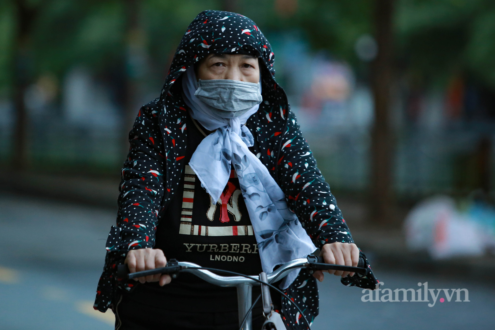 Ngày cuối tuần trời trở lạnh, người Hà Nội khăn len, áo ấm trùm kín mít khi ra đường - Ảnh 1.