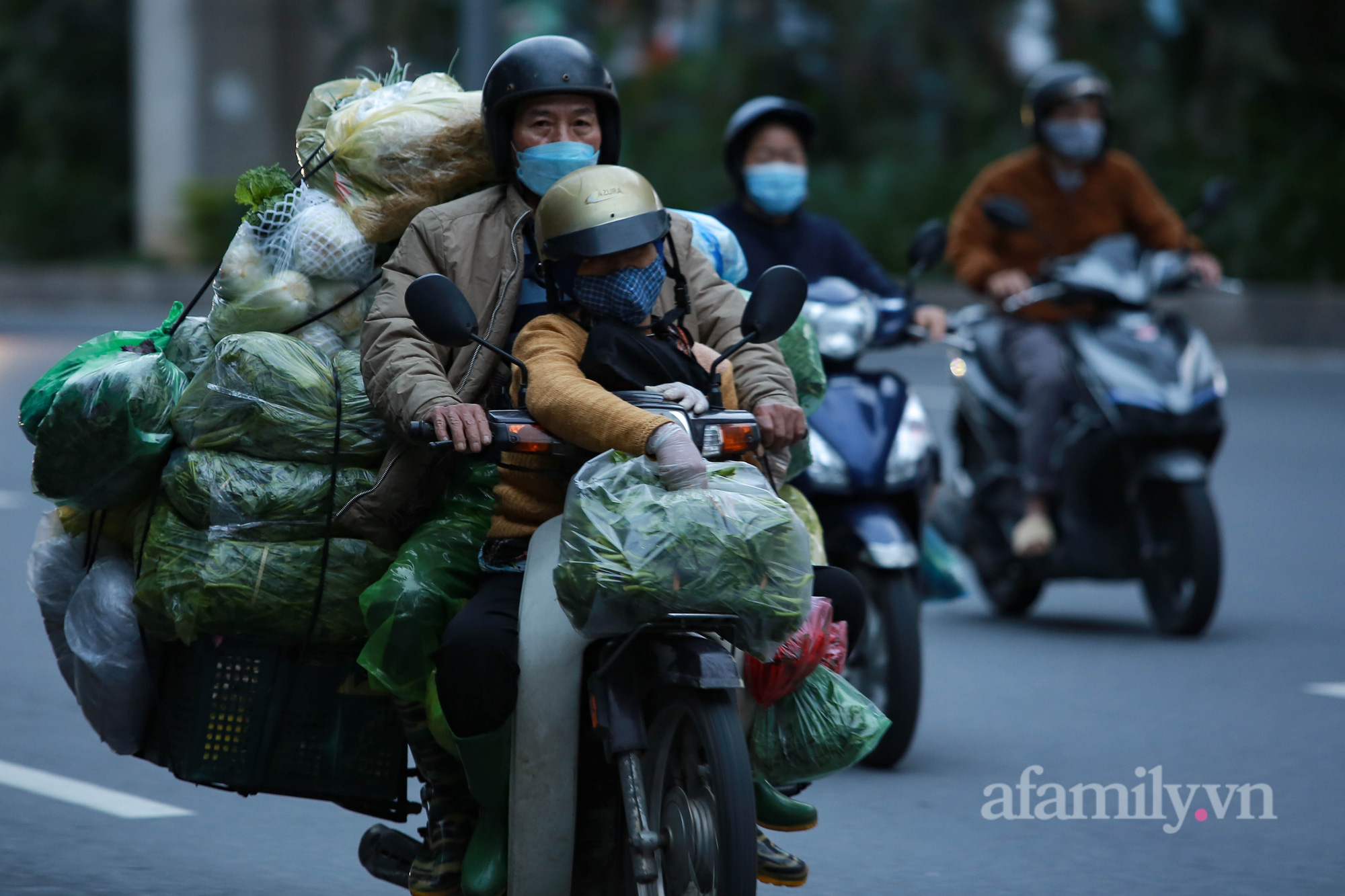 Ngày cuối tuần trời trở lạnh, người Hà Nội khăn len, áo ấm trùm kín mít khi ra đường - Ảnh 2.