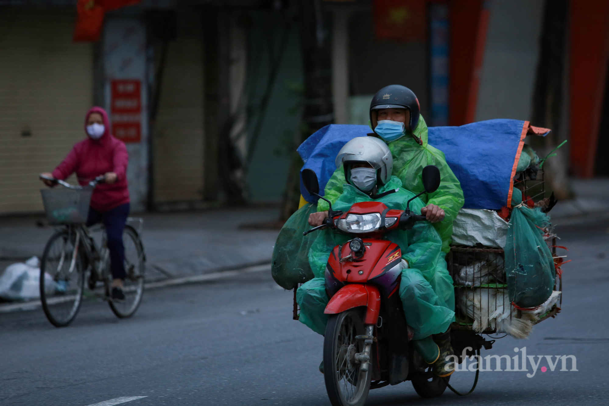 Ngày cuối tuần trời trở lạnh, người Hà Nội khăn len, áo ấm trùm kín mít khi ra đường - Ảnh 3.