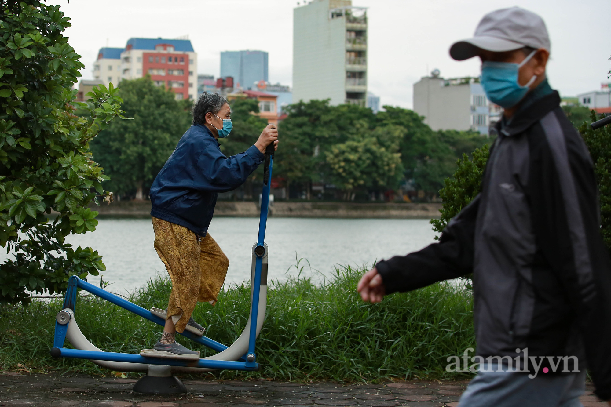 Ngày cuối tuần trời trở lạnh, người Hà Nội khăn len, áo ấm trùm kín mít khi ra đường - Ảnh 7.