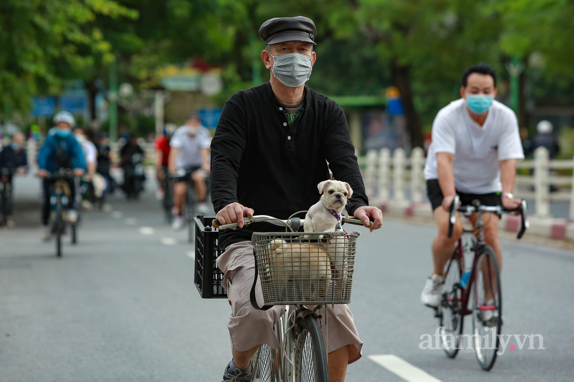 Ngày cuối tuần trời trở lạnh, người Hà Nội khăn len, áo ấm trùm kín mít khi ra đường - Ảnh 10.