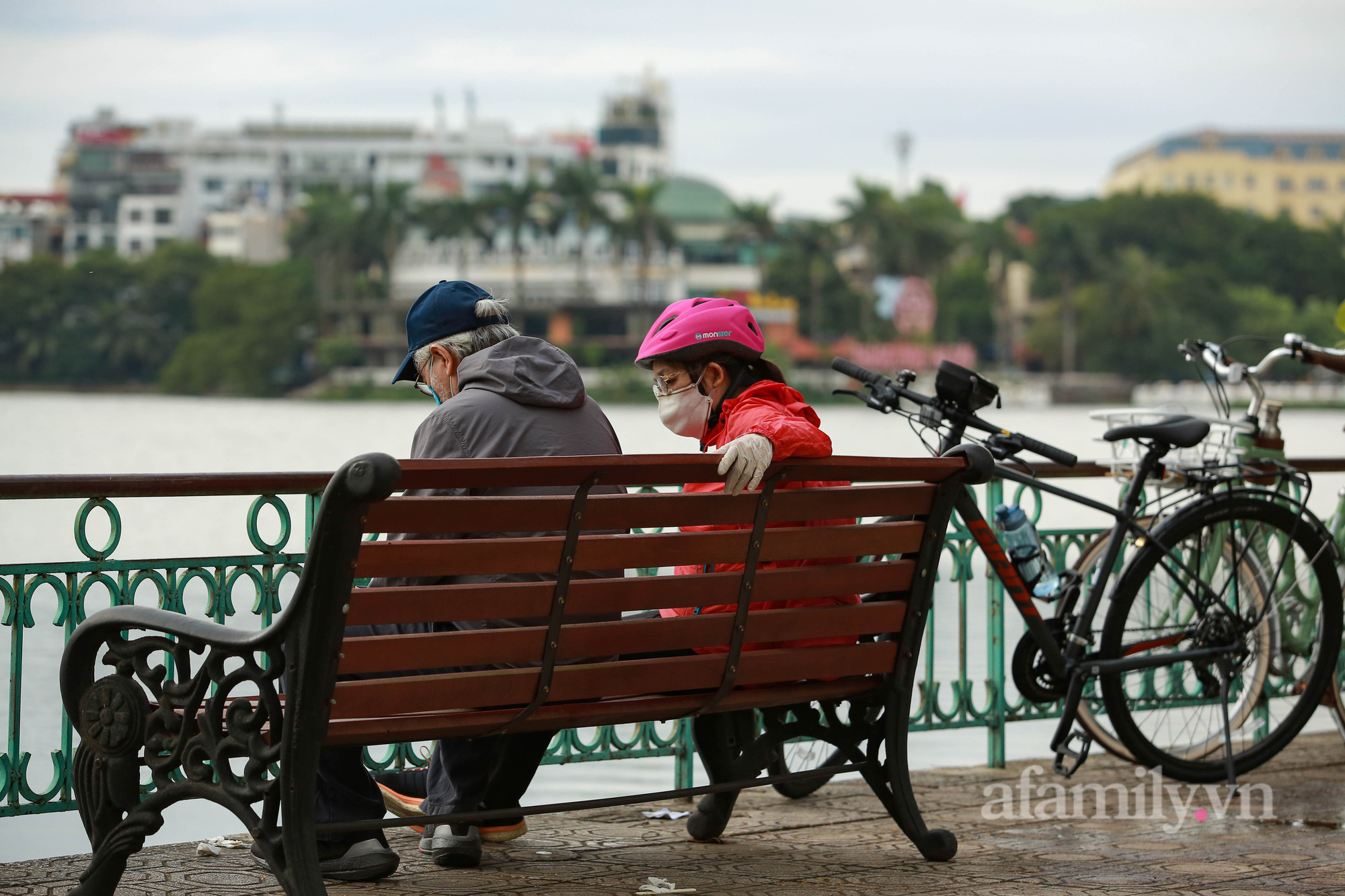 Ngày cuối tuần trời trở lạnh, người Hà Nội khăn len, áo ấm trùm kín mít khi ra đường - Ảnh 11.