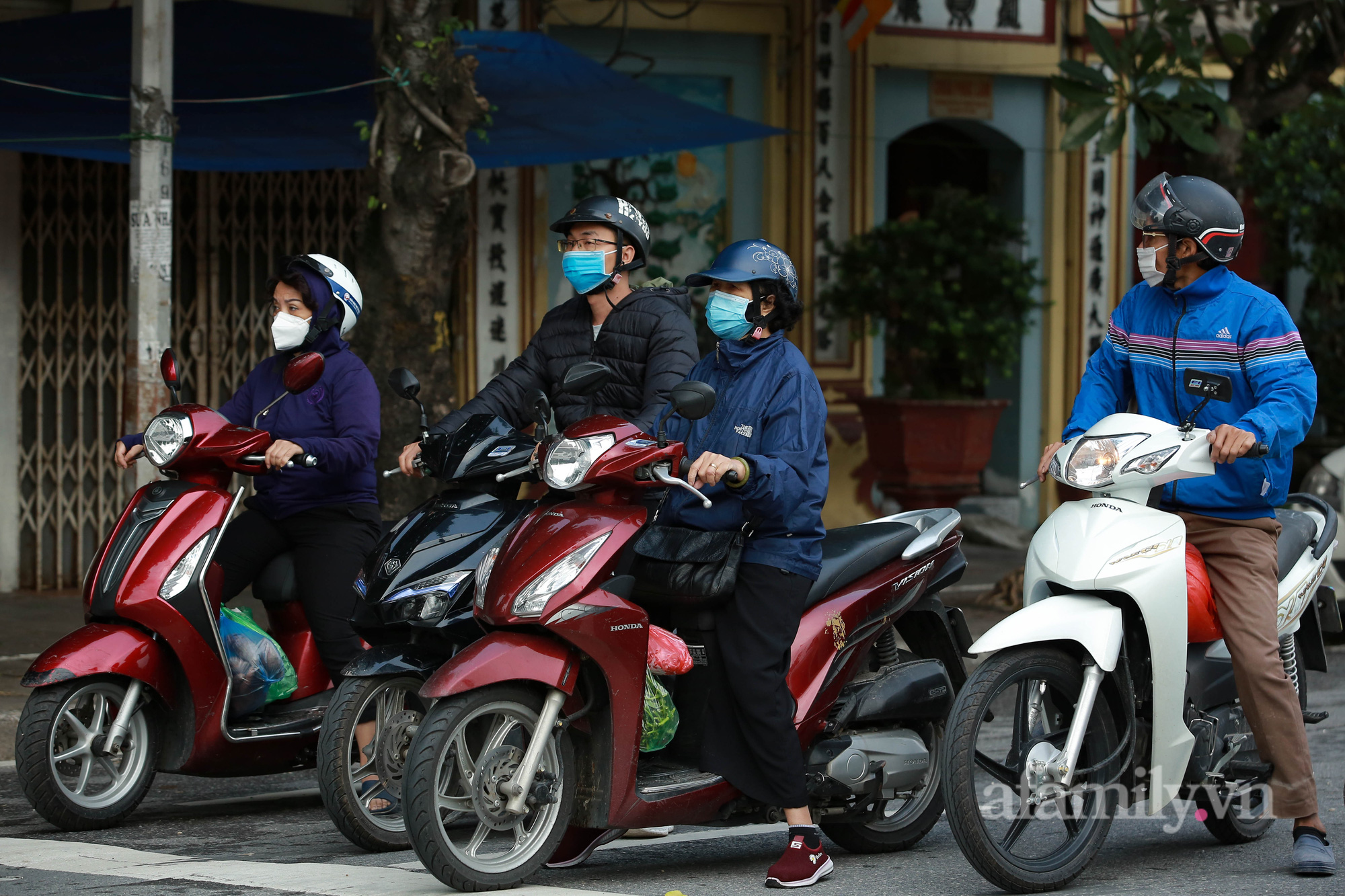 Ngày cuối tuần trời trở lạnh, người Hà Nội khăn len, áo ấm trùm kín mít khi ra đường - Ảnh 12.