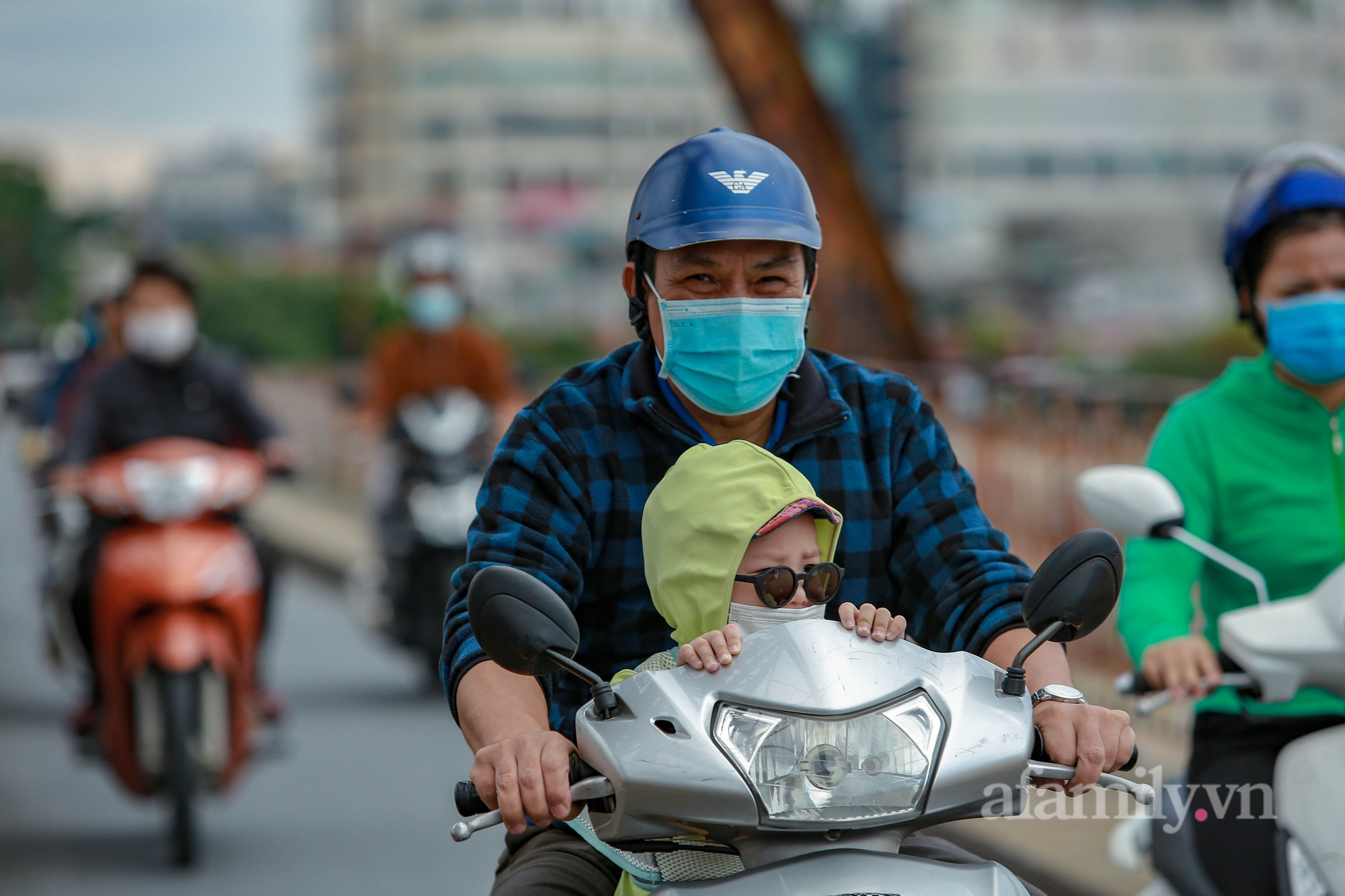 Ngày cuối tuần trời trở lạnh, người Hà Nội khăn len, áo ấm trùm kín mít khi ra đường - Ảnh 15.