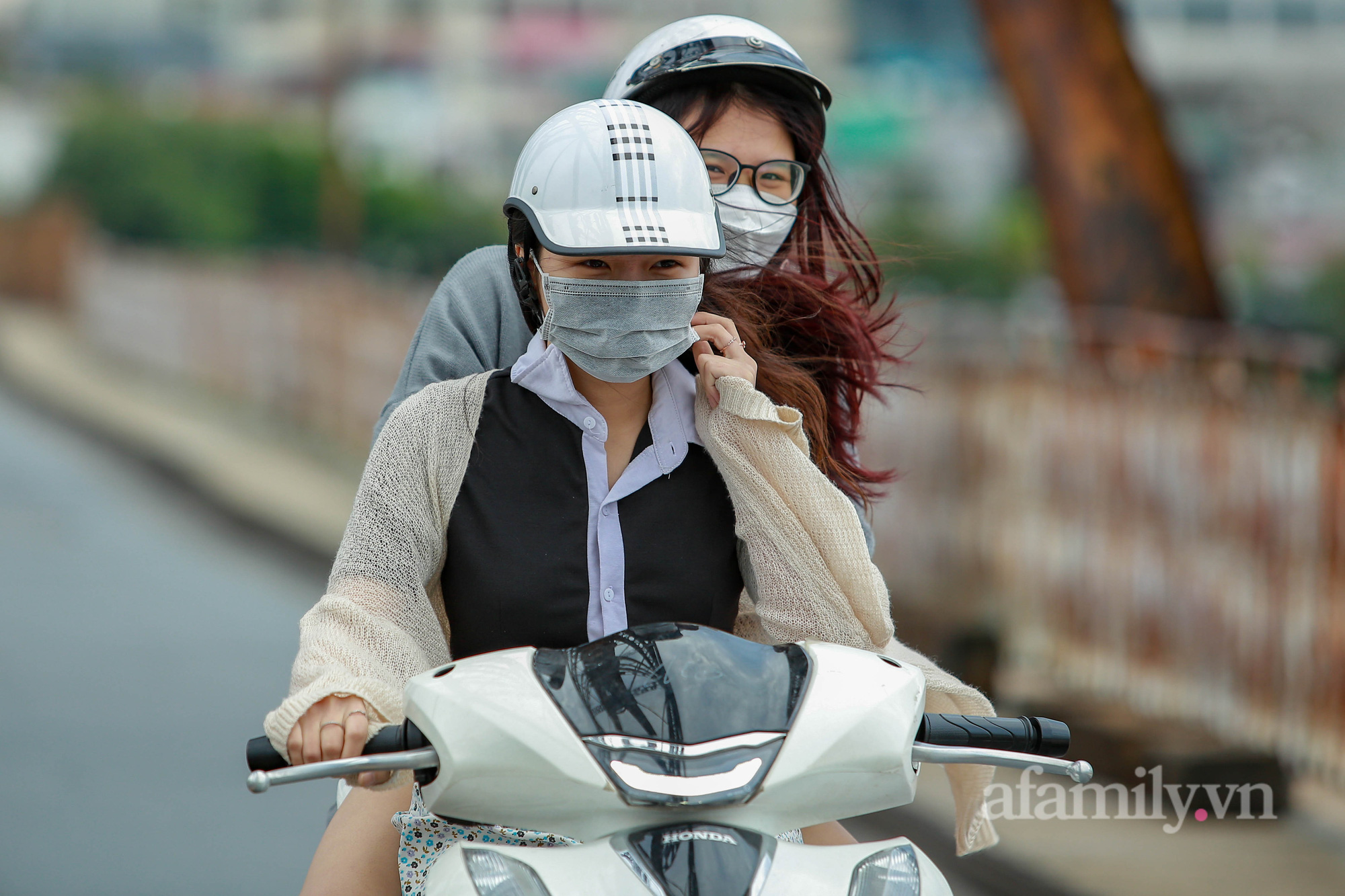 Ngày cuối tuần trời trở lạnh, người Hà Nội khăn len, áo ấm trùm kín mít khi ra đường - Ảnh 16.