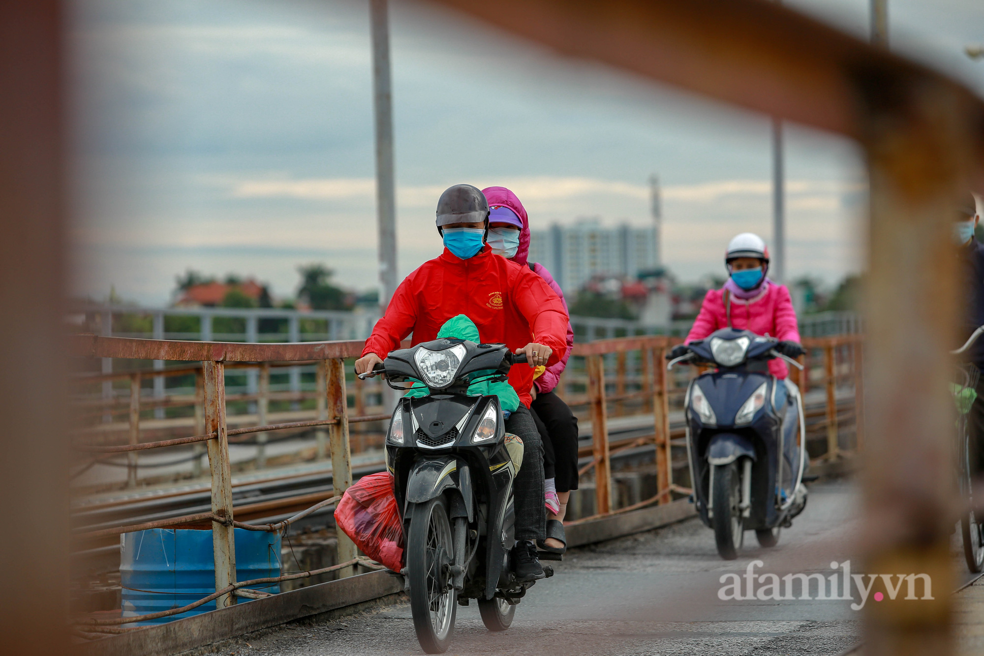 Ngày cuối tuần trời trở lạnh, người Hà Nội khăn len, áo ấm trùm kín mít khi ra đường - Ảnh 18.