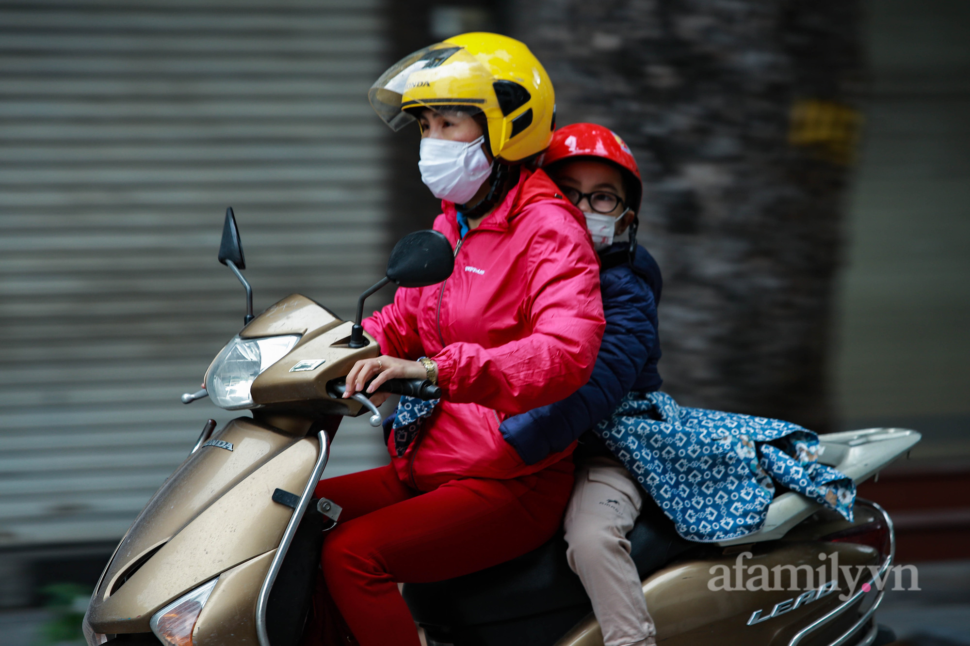 Ngày cuối tuần trời trở lạnh, người Hà Nội khăn len, áo ấm trùm kín mít khi ra đường - Ảnh 20.