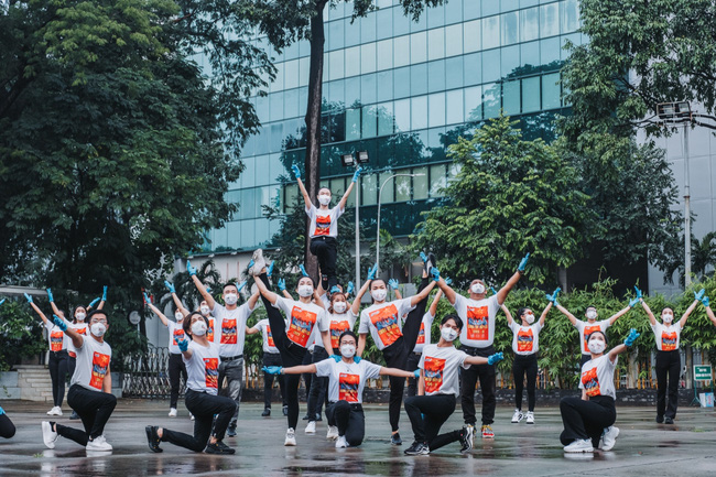 Phương Thanh, Hoa hậu H'Hen Niê và hơn 100 nghệ sỹ hòa ca xúc động hát về tình nguyện viên cùng nhau chống dịch - Ảnh 2.