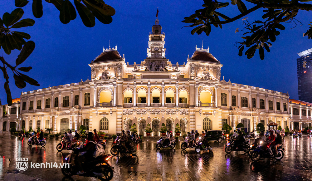 Sài Gòn đang khỏe lại: Mọi người nô nức đi dạo trung tâm thành phố ngày cuối tuần - Ảnh 1.