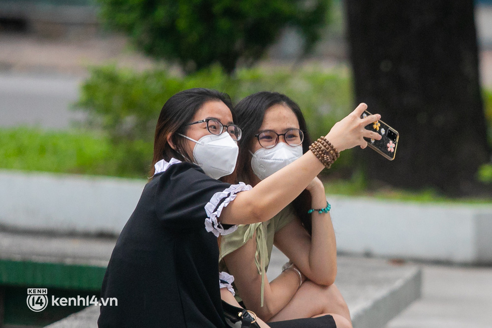 Sài Gòn đang khỏe lại: Mọi người nô nức đi dạo trung tâm thành phố ngày cuối tuần - Ảnh 6.