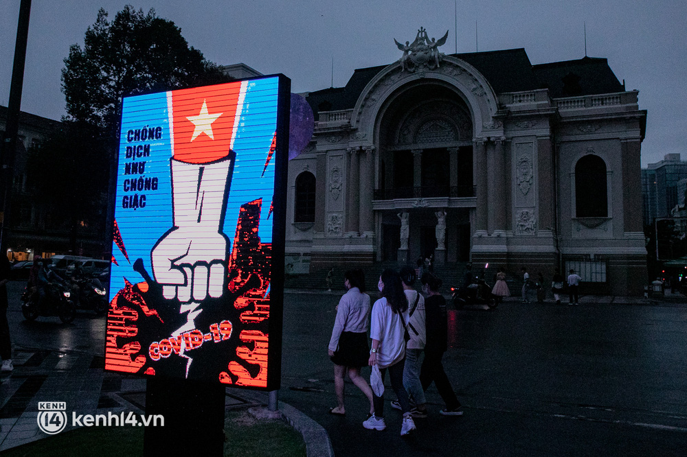 Sài Gòn đang khỏe lại: Mọi người nô nức đi dạo trung tâm thành phố ngày cuối tuần - Ảnh 8.