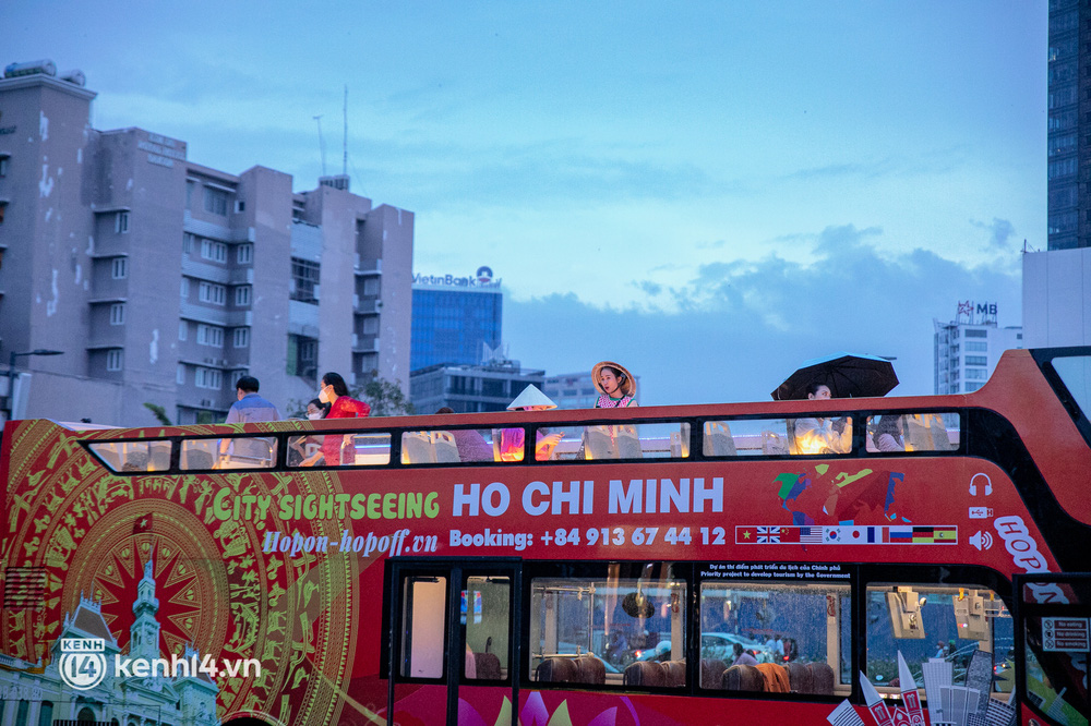 Sài Gòn đang khỏe lại: Mọi người nô nức đi dạo trung tâm thành phố ngày cuối tuần - Ảnh 10.