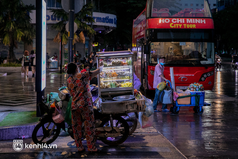 Sài Gòn đang khỏe lại: Mọi người nô nức đi dạo trung tâm thành phố ngày cuối tuần - Ảnh 11.