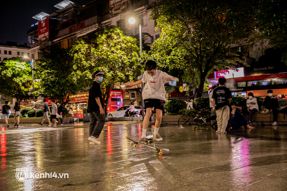 Sài Gòn đang khỏe lại: Mọi người nô nức đi dạo trung tâm thành phố ngày cuối tuần - Ảnh 18.