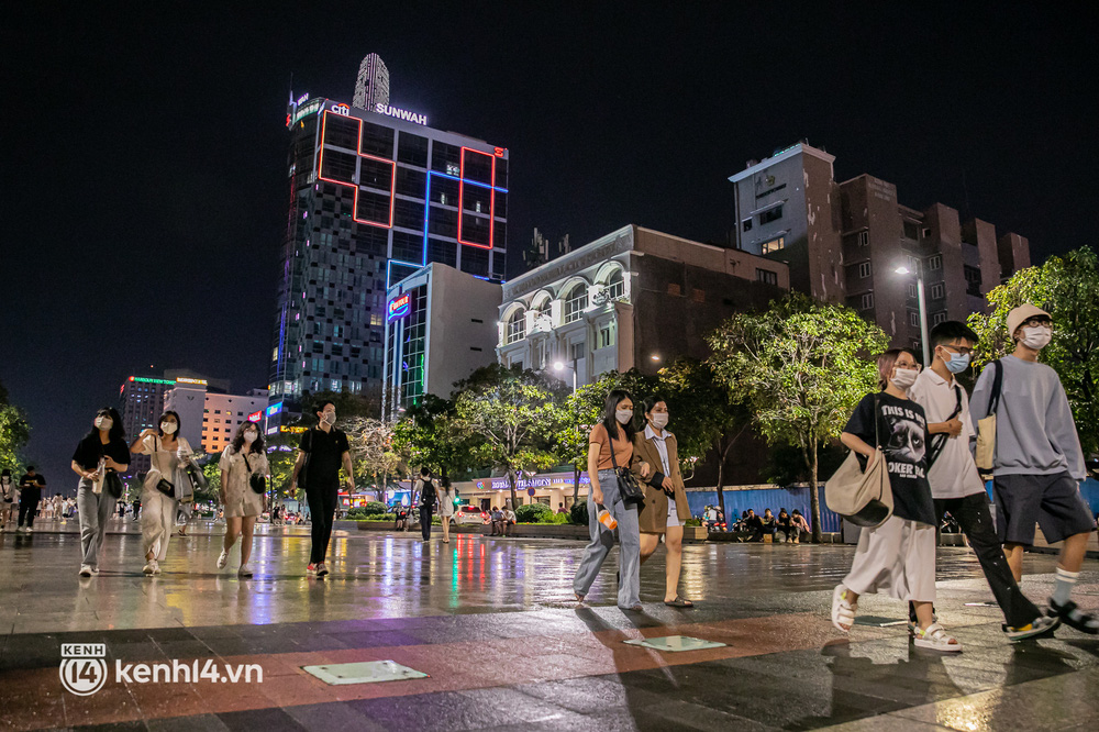 Sài Gòn đang khỏe lại: Mọi người nô nức đi dạo trung tâm thành phố ngày cuối tuần - Ảnh 21.