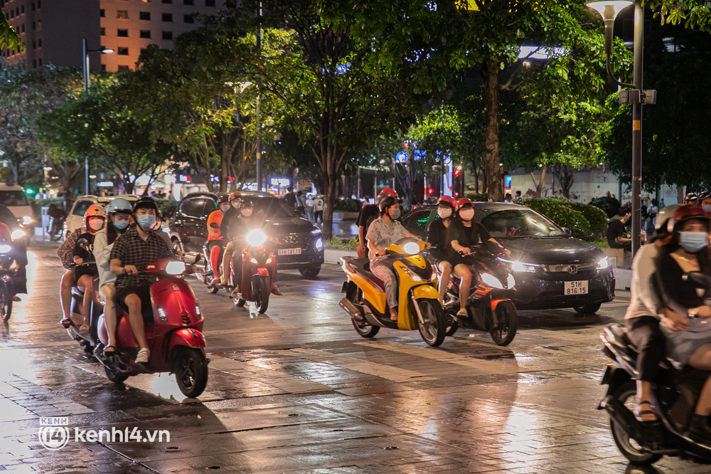 Sài Gòn đang khỏe lại: Mọi người nô nức đi dạo trung tâm thành phố ngày cuối tuần - Ảnh 20.