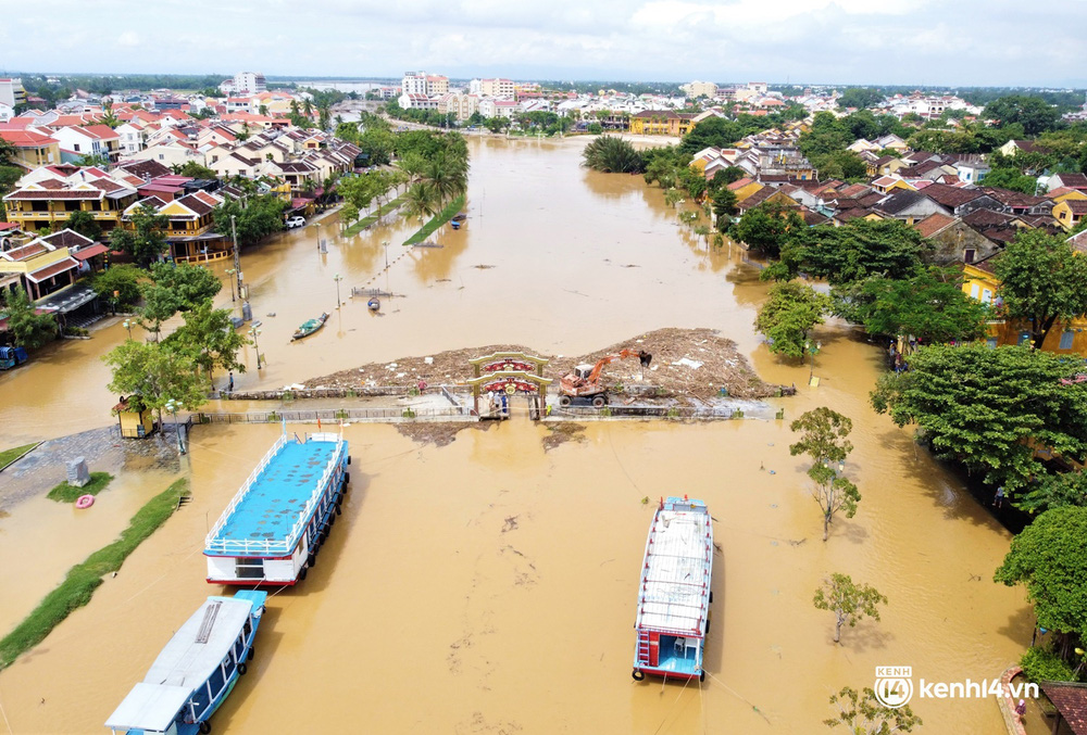 Những hình ảnh đau lòng ở Hội An: Vừa đìu hiu vì dịch Covid-19, phố cổ lại chìm trong nước lũ - Ảnh 15.