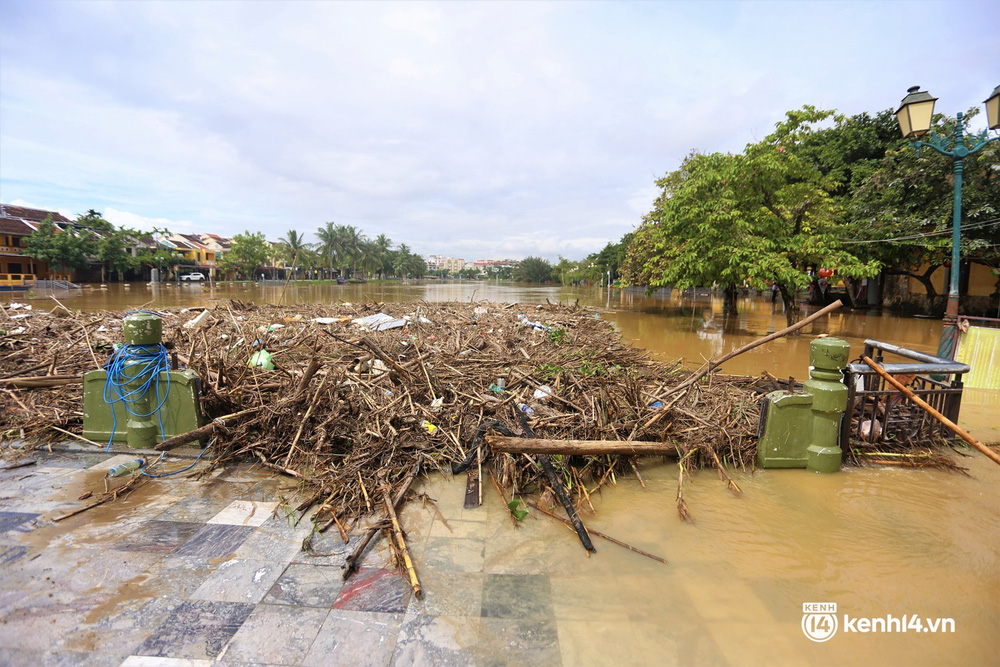 Những hình ảnh đau lòng ở Hội An: Vừa đìu hiu vì dịch Covid-19, phố cổ lại chìm trong nước lũ - Ảnh 8.