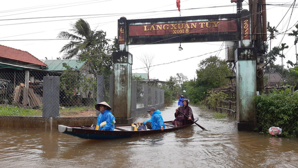 Mưa lũ miền Trung: Tàu hàng có 8 người Trung Quốc mắc cạn, 3 người mất tích chưa tìm thấy - Ảnh 2.