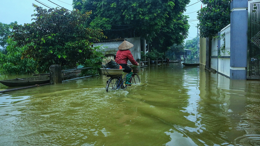 Hà Nội: Hàng trăm hộ bị ngập sâu nhiều ngày, người dân dùng thuyền để đi lại - Ảnh 1.