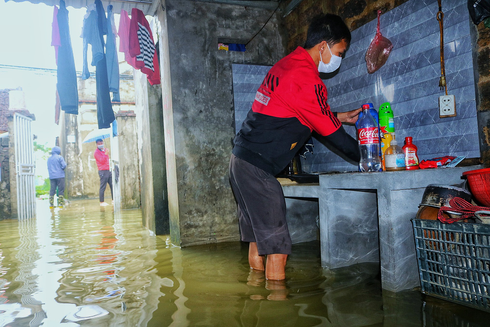 Hà Nội: Hàng trăm hộ bị ngập sâu nhiều ngày, người dân dùng thuyền để đi lại - Ảnh 2.