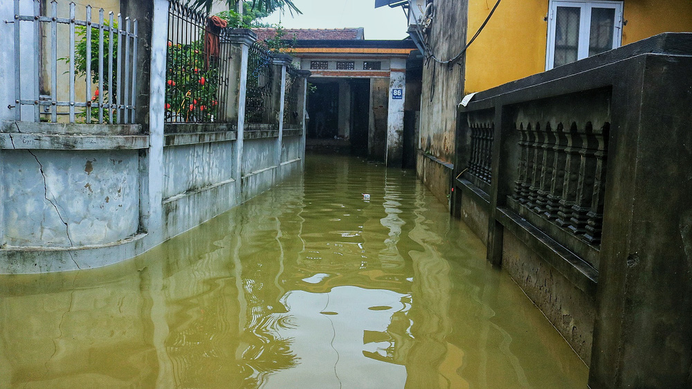 Hà Nội: Hàng trăm hộ bị ngập sâu nhiều ngày, người dân dùng thuyền để đi lại - Ảnh 3.