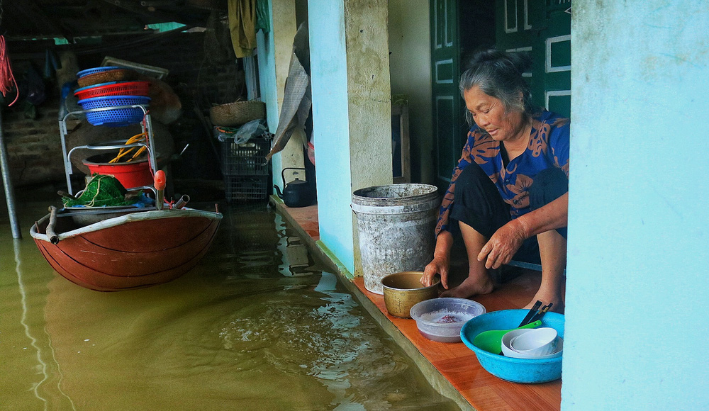 Hà Nội: Hàng trăm hộ bị ngập sâu nhiều ngày, người dân dùng thuyền để đi lại - Ảnh 5.