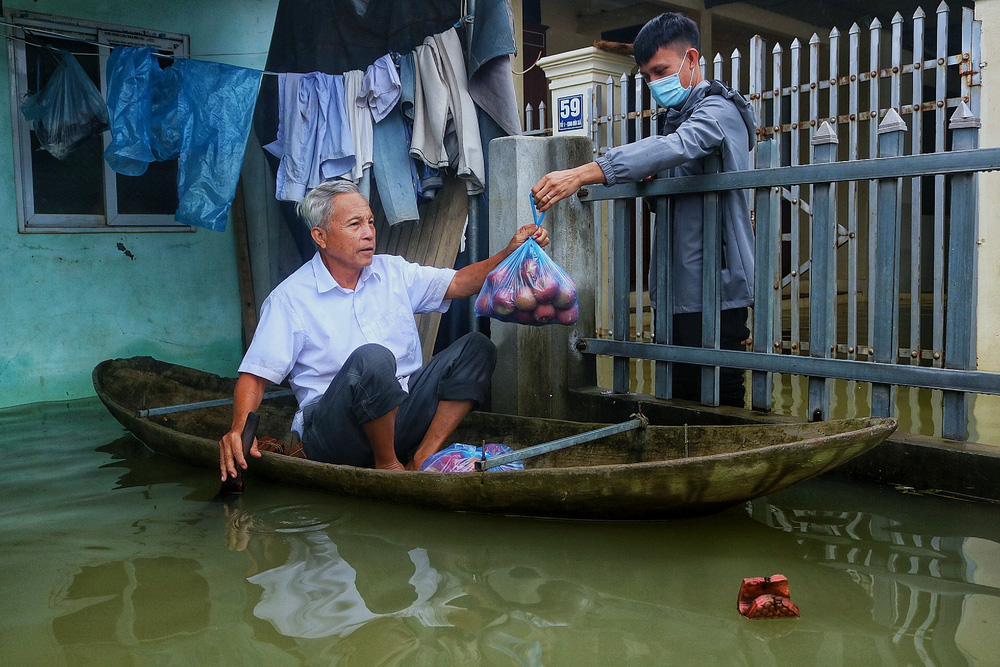 Hà Nội: Hàng trăm hộ bị ngập sâu nhiều ngày, người dân dùng thuyền để đi lại - Ảnh 6.