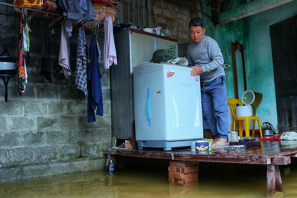 Hà Nội: Hàng trăm hộ bị ngập sâu nhiều ngày, người dân dùng thuyền để đi lại - Ảnh 8.