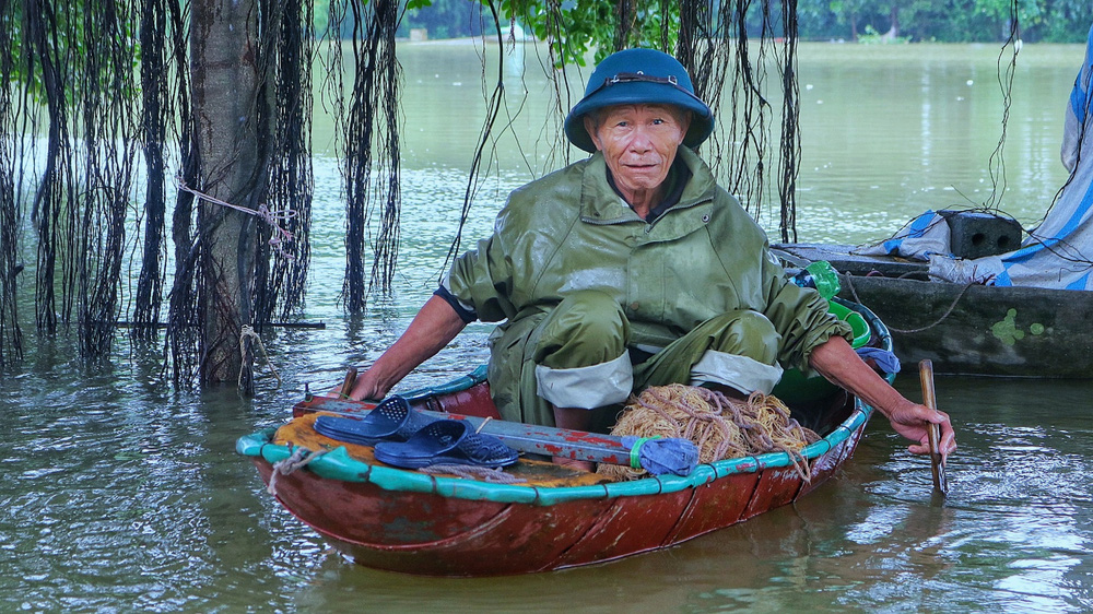 Hà Nội: Hàng trăm hộ bị ngập sâu nhiều ngày, người dân dùng thuyền để đi lại - Ảnh 9.