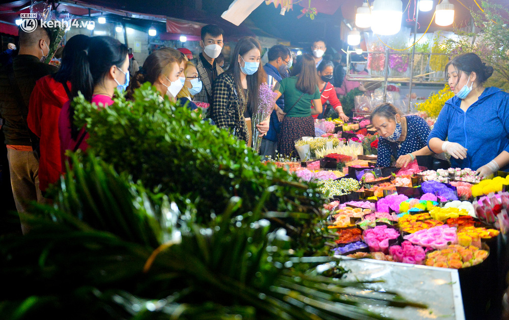 Chợ hoa lớn nhất Hà Nội ngày 20/10: Người dân ùn ùn đi mua hoa khiến cả đoạn đường ùn tắc dài trong đêm - Ảnh 12.